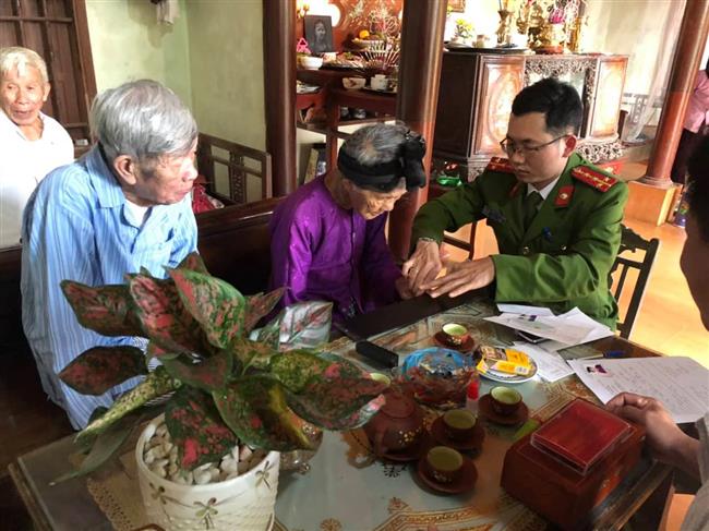 Xuống tận nhà dân làm thủ tục cấp CMND cho người cao tuổi