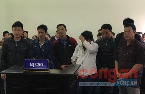 Xét xử nhóm đánh bạc sau tiệc tân gia