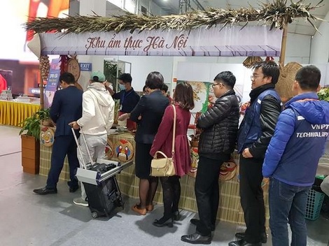 Phóng viên nước ngoài xếp hàng để thưởng thức đặc sản Hà Nội.