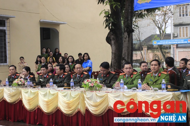 Các đại biểu tham dự buổi lễ Khai mạc Giải bóng chuyền nữ Công an Nghệ An lần thứ VI