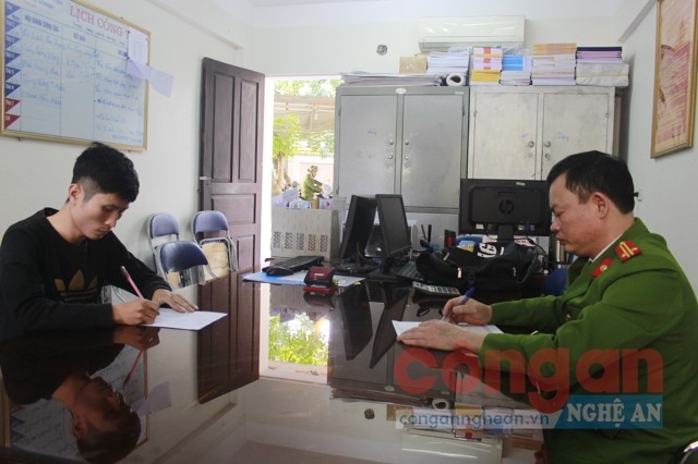 Lấy lời khai đối tượng kinh doanh “bóng cười”