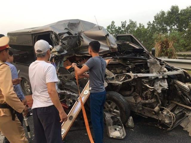 Vụ tai nạn khiến phụ xe chết tại chỗ, 2 người khác bị thương.