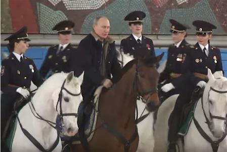 Tổng thống Putin cưỡi ngựa cùng dàn nữ cảnh sát Nga xinh đẹp