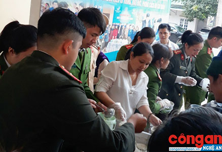 Phát 200 suất cháo cho bệnh nhân