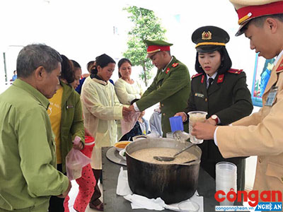 Phát 150 suất cháo cho bệnh nhân nghèo