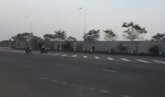 Clip nóng: Nhóm quái xế phóng với tốc độ rợn người