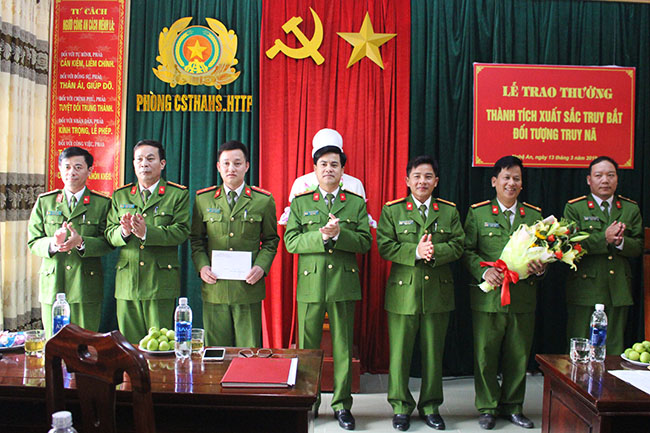 Trao thưởng thành tích xuất sắc trong bắt đối tượng truy nã