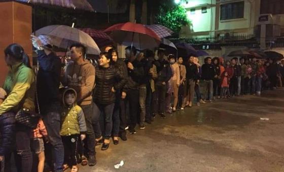 Phụ huynh ùn ùn đội mưa rét đưa con xét nghiệm sán lợn