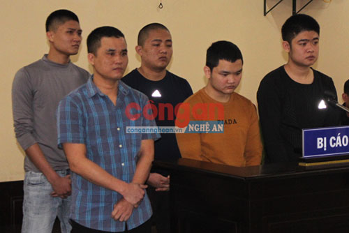 Mâu thuẫn trong quán karaoke, nhóm thanh niên 'hỗn chiến'