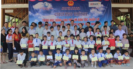 Nỗ lực chạm đích 'vùng núi tiến kịp miền xuôi'
