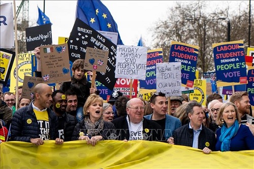 Thế giới tuần qua: Nước Anh trong cơn khủng hoảng Brexit