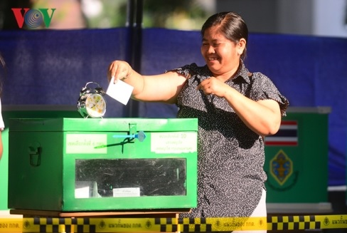 Cử tri Thái Lan đi bỏ phiếu sáng 24/3.