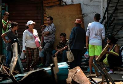 Một nửa Venezuela chìm trong bóng tối, cướp bóc lan rộng