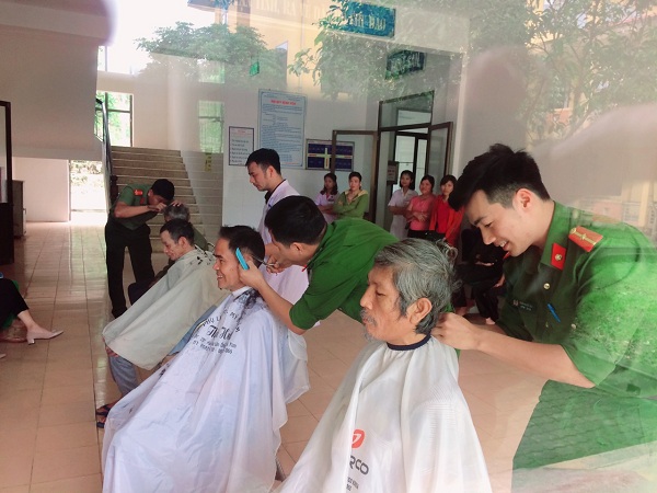Công an huyện Vũ Quang cắt tóc miễn phí cho bệnh nhân