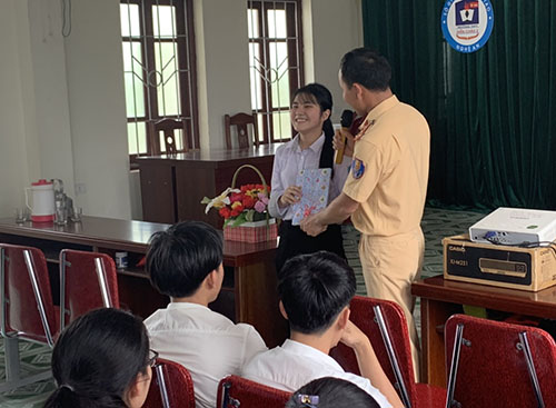 Sau khi trả lời đúng câu hỏi mà các chú CSGT đưa ra thì các em sẽ được nhận các phần quà