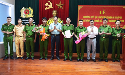 Trao thưởng Công an thị xã Hoàng Mai