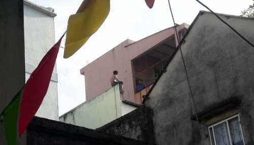 Ngáo đá cầm dao cố thủ hơn 2 tiếng đồng hồ trên nóc nhà