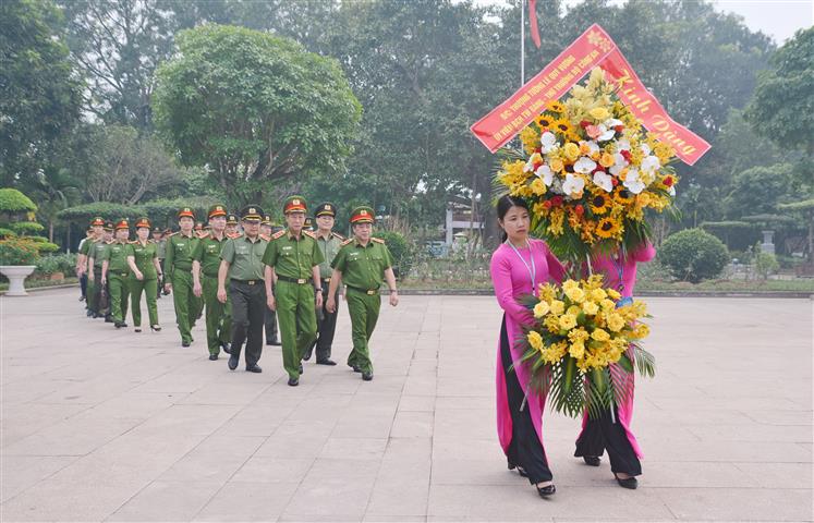 Đồng chí Thượng tướng Lê Quý Vương - Thứ trưởng Bộ Công an dâng hoa, dâng hương tại Khu Di tích Kim Liên