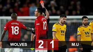 Young bị đuổi, Smalling đốt lưới nhà, Quỷ đỏ thua ngược Wolves