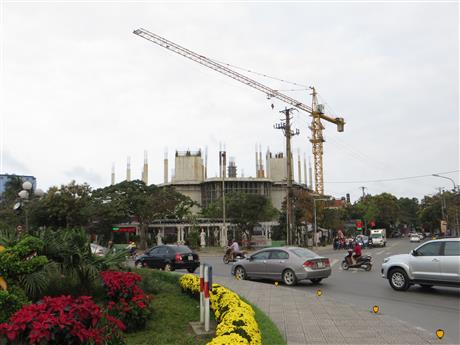 Cần cẩu trục tháp vi phạm vẫn 'quay đều' trên đầu người dân