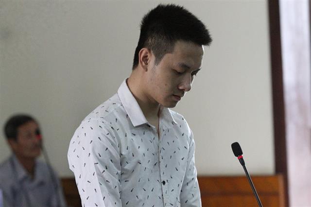 19 năm tù giam cho kẻ đâm chết vợ trong bữa cơm