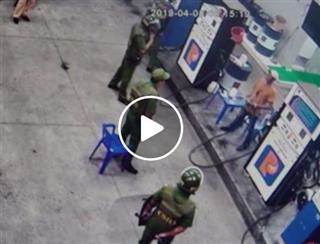 Bắt kẻ ngáo đá đòi đốt cây xăng