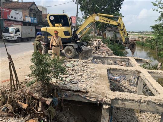 Quyết liệt giải tỏa hành lang an toàn giao thông