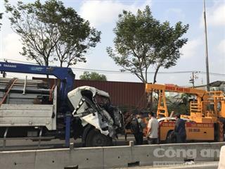 Xe tải cẩu biến dạng, dính chặt vào đuôi container