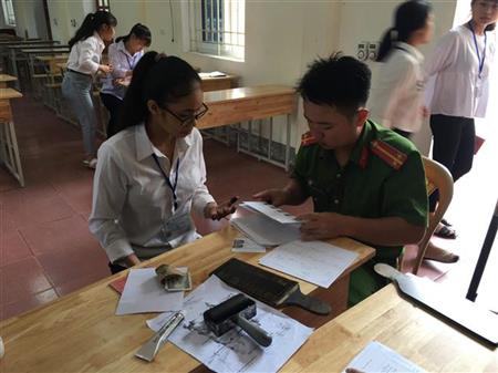 Đến tận trường làm thủ tục cấp phát CMND cho học sinh THPT