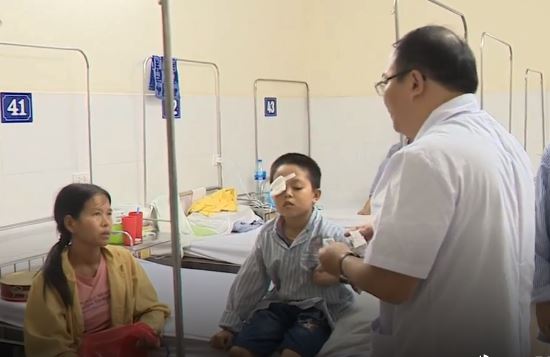 Cảnh báo: Bệnh nhi ở Hà Tĩnh suýt bị mù vì tự ý nhỏ thuốc mắt