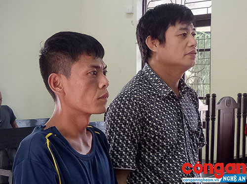 Đốt pháo nơi công cộng, 2 bị cáo lĩnh án 7 tháng tù