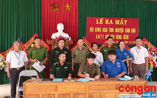 Ra mắt Đội xung kích tình nguyện đảm bảo ANTT vùng biên