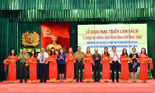 Khai mạc Triển lãm sách và phát động phong trào đọc sách trong Công an nhân dân