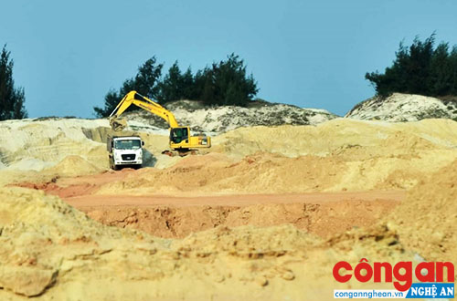 Công ty khai thác cát lậu phải đưa phượng tiện, máy móc ra khỏi khu vực
