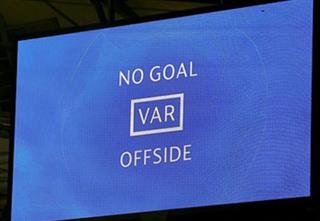 Man 'xanh' thắng được Tottenham nhưng không thắng được VAR
