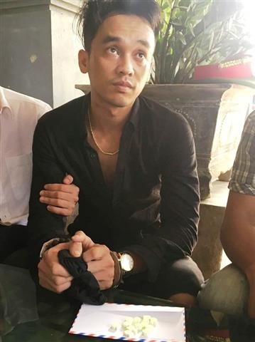 Bắt thanh niên chuyên bán 'hàng lắc' cho con nghiện