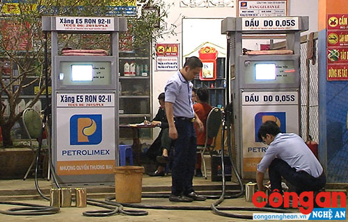 Một cửa hàng bán hơn 4.000 lít xăng kém chất lượng