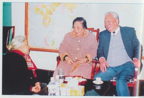 Nguyên Phó Chủ tịch nước Nguyễn Thị Bình thăm và chúc thọ đồng chí Lê Đức Anh và phu nhân.