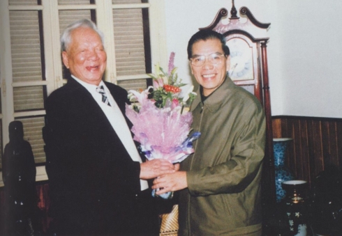 Đại tướng Lê Đức Anh cùng nguyên Tổng Bí thư Nông Đức Mạnh.