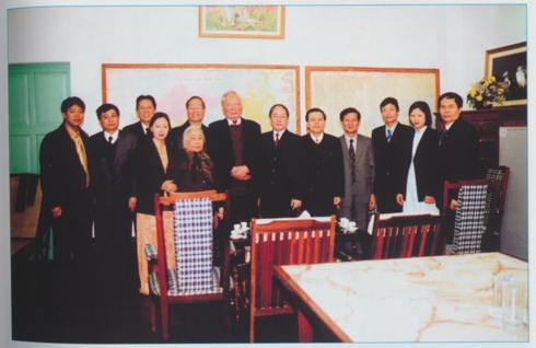 Đồng chí Phan Diễn - nguyên Thường trực Ban Bí thư và Văn phòng Trung ương Đảng đến chúc thọ Đại tướng Lê Đức Anh.