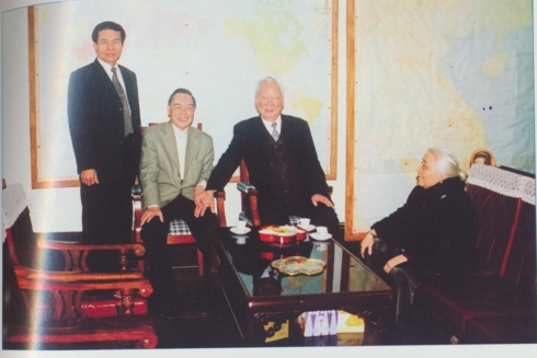 Nguyên Thủ tướng Phan Văn Khải đến thăm Đại tướng Lê Đức Anh và phu nhân.