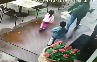 3 mẹ con thoát chết trong gang tấc khi xe điên lao vào quán