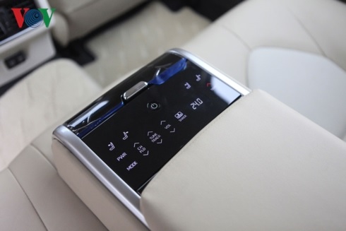 Toyota Camry 2019 được trang bị màn hình cảm ứng điều chỉnh cho hàng ghế sau.