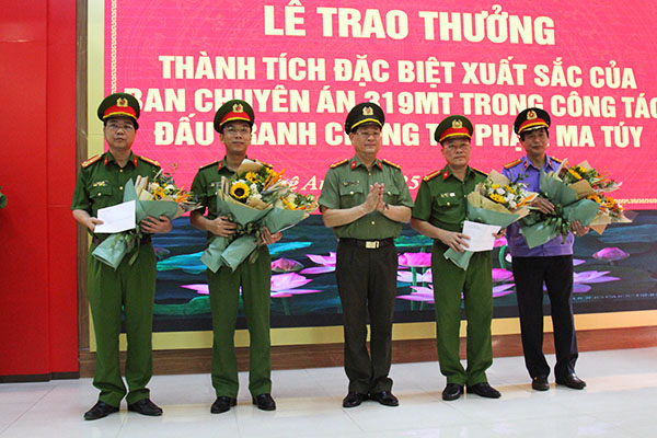 Trao thưởng chuyên án 319MT, triệt xóa đường dây mua bán, vận chuyển trái phép 700kg ma túy đá từ nước ngoài về Việt Nam