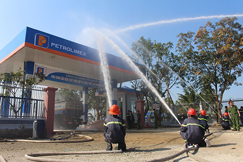 Diễn tập phương án chữa cháy kho xăng dầu Bến Thủy