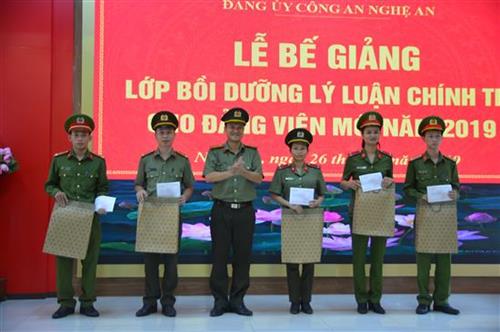 Bế giảng Lớp bồi dưỡng lý luận chính trị cho đảng viên mới