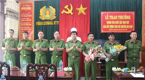 Khen thưởng thành tích xuất sắc trong truy bắt đối tượng truy nã