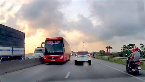 Đi ngược chiều, tài xế xe khách bị tước giấy phép lái xe