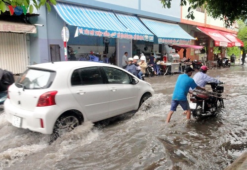 Không nên đi tốc độ cao khi đi vào đường ngập.