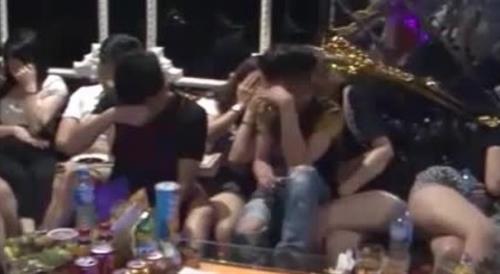 Dân chơi 'bay lắc' xuyên đêm trong quán karaoke